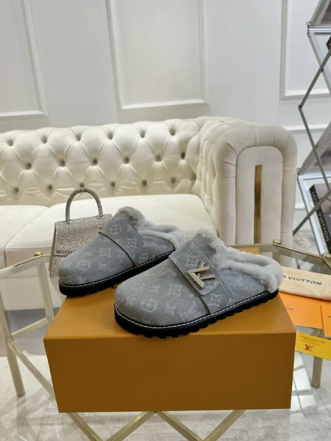 p600✨ LV Couple’s Wool Slippers｜Full of high-end feel, the soles of your feet are luxurious✨ We have achieved the ultimate restoration of the "higher version" of this pair of LV classic toe-toe slippers! 👫💫 🌟 The core advantages are clear at a glance: ✔️ Original jacquard + cowhide fabric, delicate texture, high-end at first glance; ✔️ 280% pure wool lining, wearing barefoot is like stepping on clouds ☁️, soft and skin-friendly and not sweaty; ✔️ Non-slip rubber bottom + three-dimensional toe design, super stable for walking, fashionable and practical!  👀 Must-have attention to detail: Belt buckle + classic LV presbyopic elements, revealing the aura of a big-name brand in a low-key manner ~ Whether it is a couple dating or a trip with besties, both of them are the focus when they go out👟💖 ✨ Easily match the wardrobe: jeans + sweaters, lazy and casual style ✔️ Coat + skirt, refined and elegant ✔️ One pair of shoes can handle a variety of styles, and the sense of luxury is never artificial ~ #LV slippers #couple outfit #High-End Customization #Quality Shoes Recommendation Fabric: Yangjing/classic jacquard fabric Lining: Imported wool lining Sole: Original rubber sole Size: Female 35-41 Male 38-46